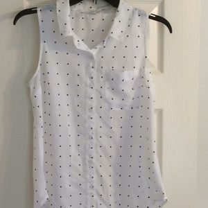 Woman Old Navy white and blue button down blouse